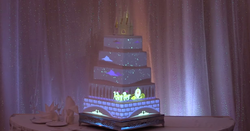 La torta di nozze diventa un cartoon col mapping 3D