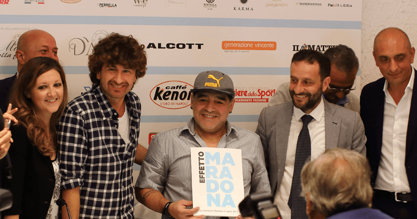 Effetto Maradona: lacrime, cori da stadio e sorrisi nei saloni di D’angelo