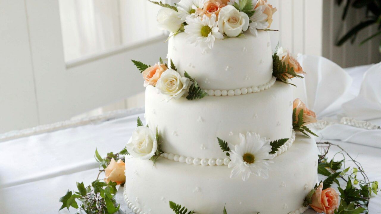 Torta nuziale con decorazioni floreali: per un matrimonio primaverile