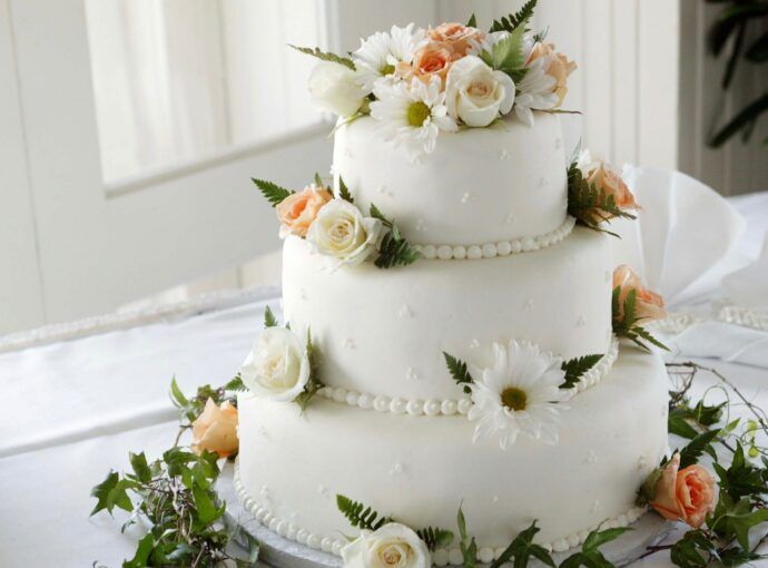 Torta nuziale con decorazioni floreali: per un matrimonio primaverile